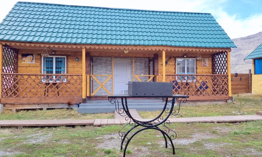 Двухместный домик с двухспальной кроватью и удобствами на два домика