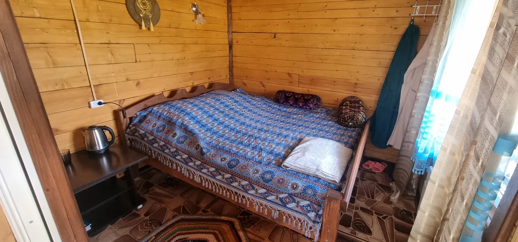 Двухместный домик с двухспальной кроватью и удобствами на два домика