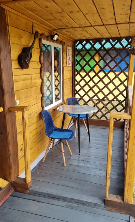 Двухместный домик с двухспальной кроватью и удобствами на два домика