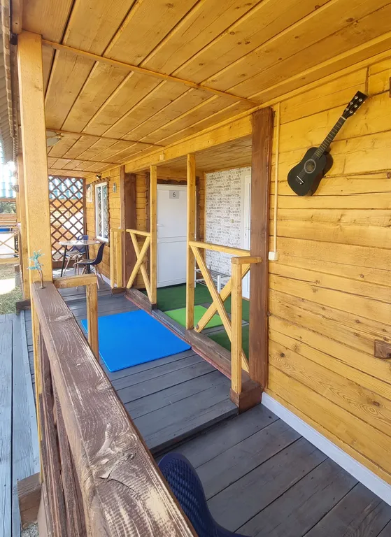 Двухместный домик с двумя отдельными кроватями и санузлом на два дома