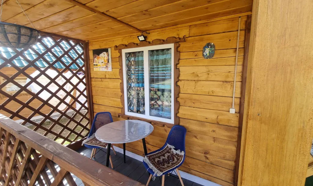 Двухместный домик с двумя отдельными кроватями и санузлом на два дома