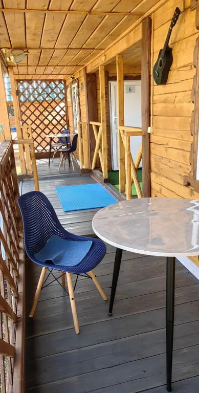 Двухместный домик с двумя отдельными кроватями и санузлом на два дома