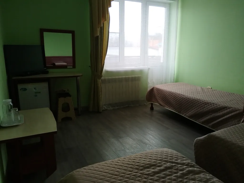 Трехместный номер с балконом в гостевом доме "Легенда" с бассейном — Легенда, фото 4 из 5