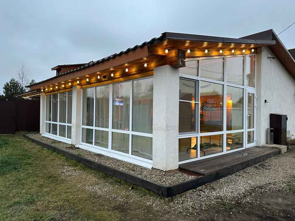 Панорамный дом у леса