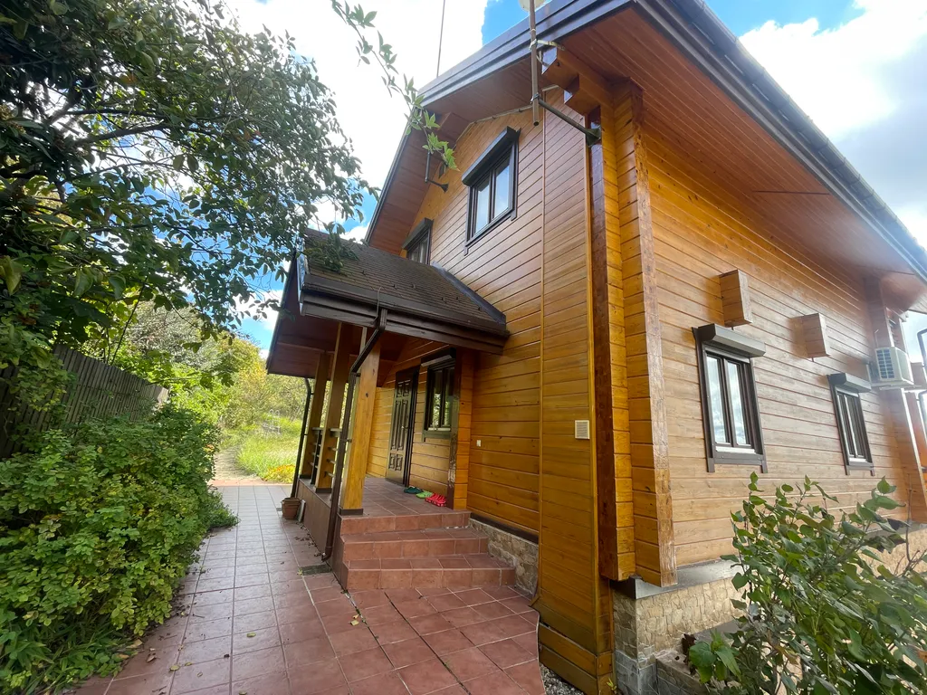 Домик в лесу с видом на море