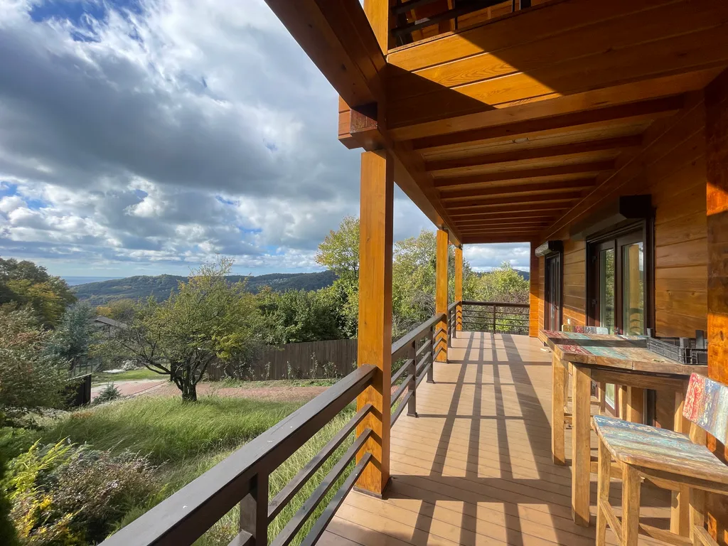 Домик в лесу с видом на море