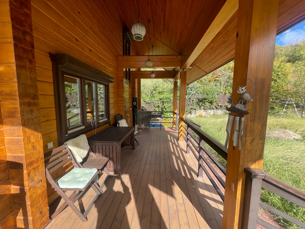 Домик в лесу с видом на море