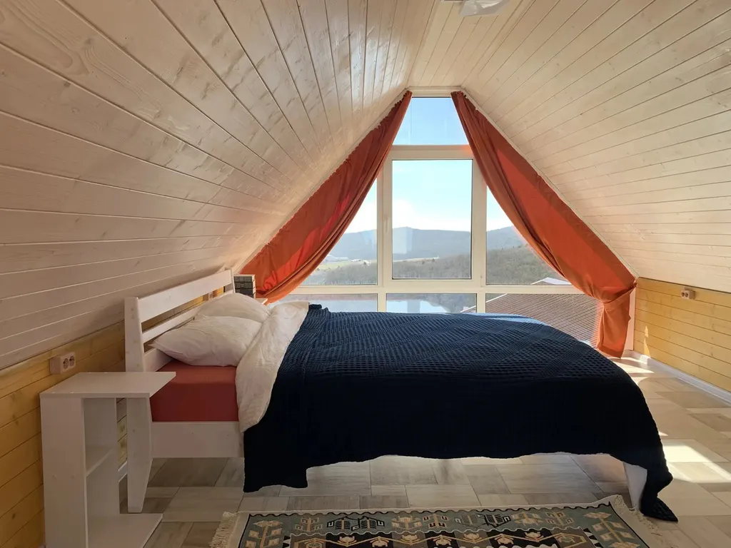 Домик в тихом месте с видом на море и горы