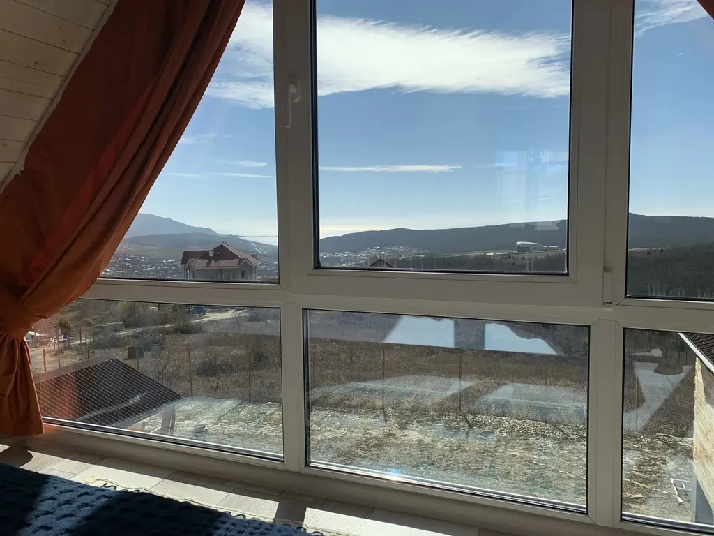 Домик в тихом месте с видом на море и горы