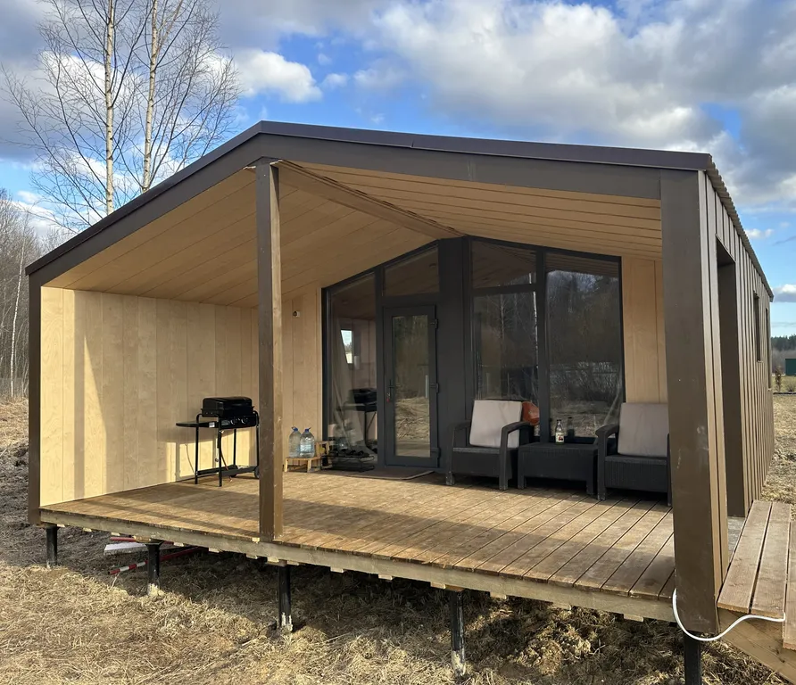 Уютный отдельный дом с большой террасой на ферме