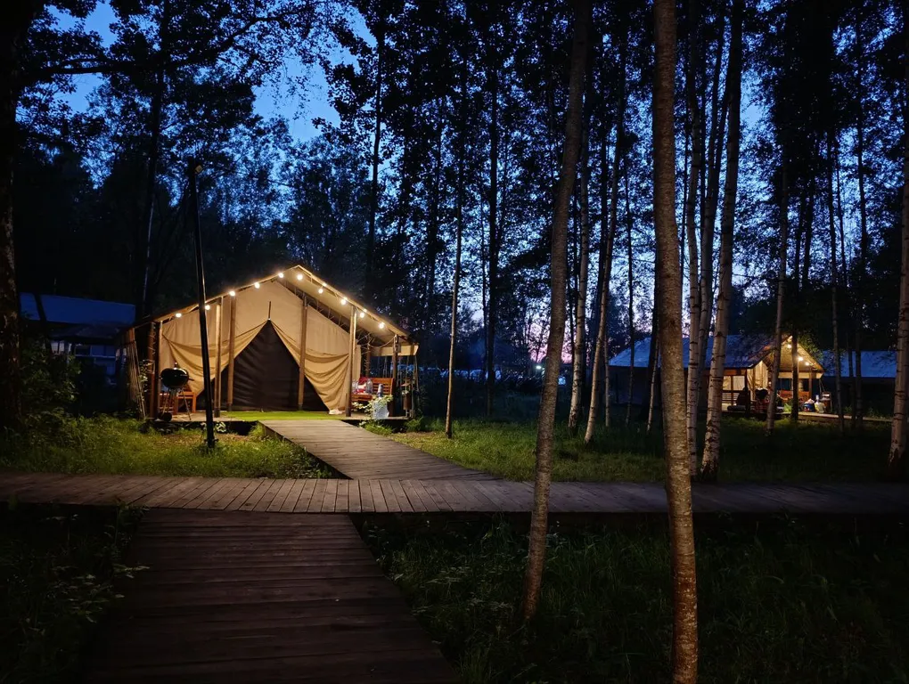 Глэмпинг на берегу озера Селигер