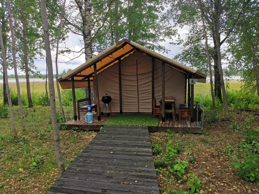 Глэмпинг на берегу озера Селигер