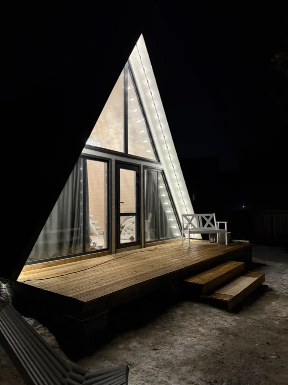 Уютный A-frame домик с видом на Катунь и горы — идеальное место для