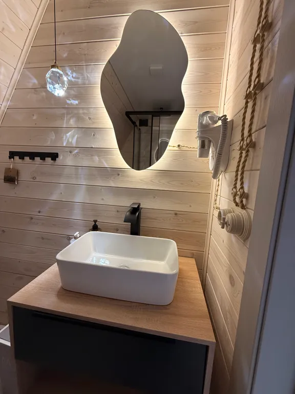 Уютный A-frame домик с видом на Катунь и горы — идеальное место для