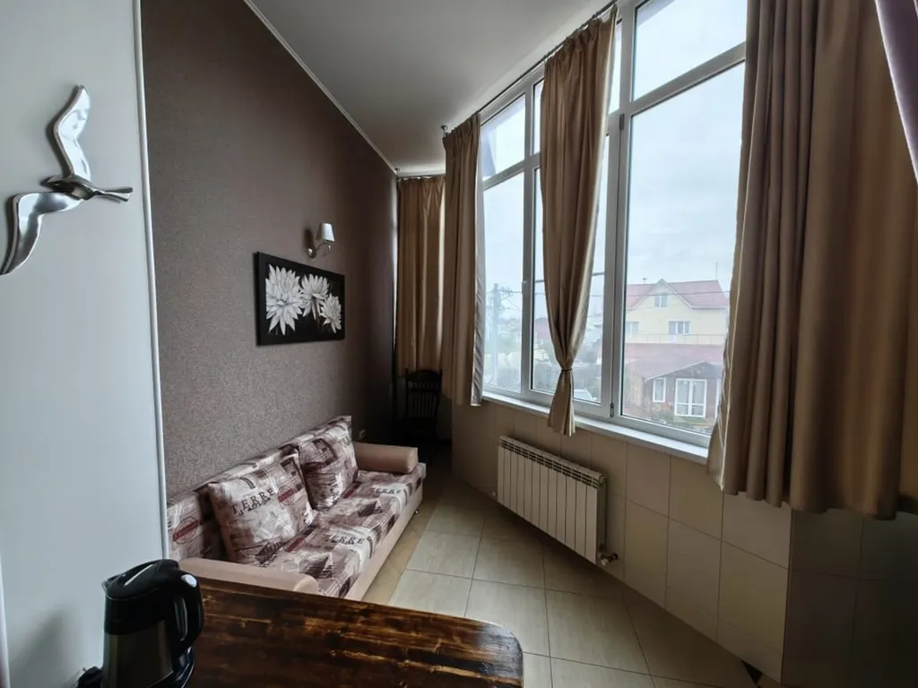 Четырёхместный номер с лоджией — Art Home, фото 4 из 5