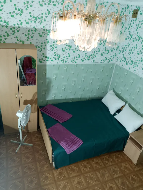 Четырёхместный номер эконом с видом на горы — общий вид