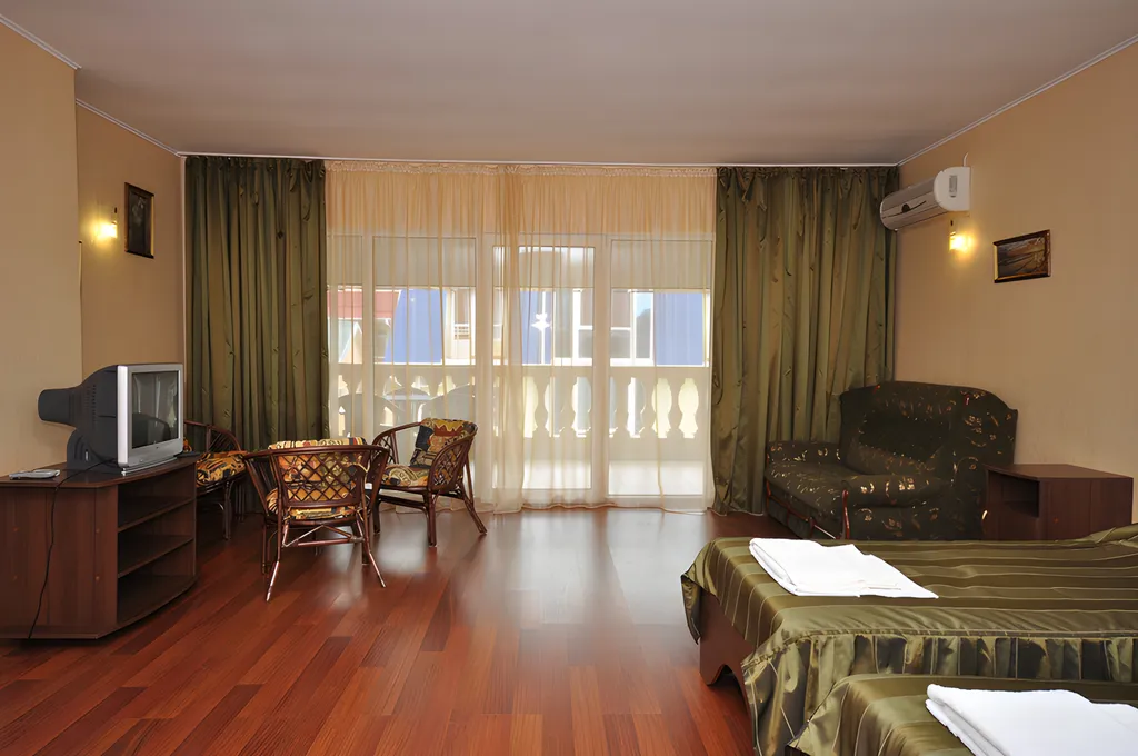 Четырёхместный номер стандарт с мансардой — общий вид