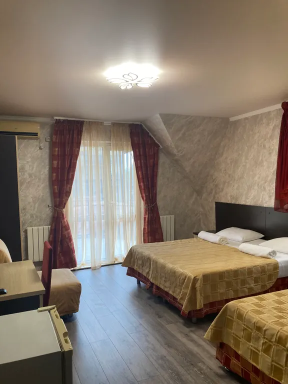 Трёхместный номер с балконом — Дом с дельфинами, фото 4 из 5