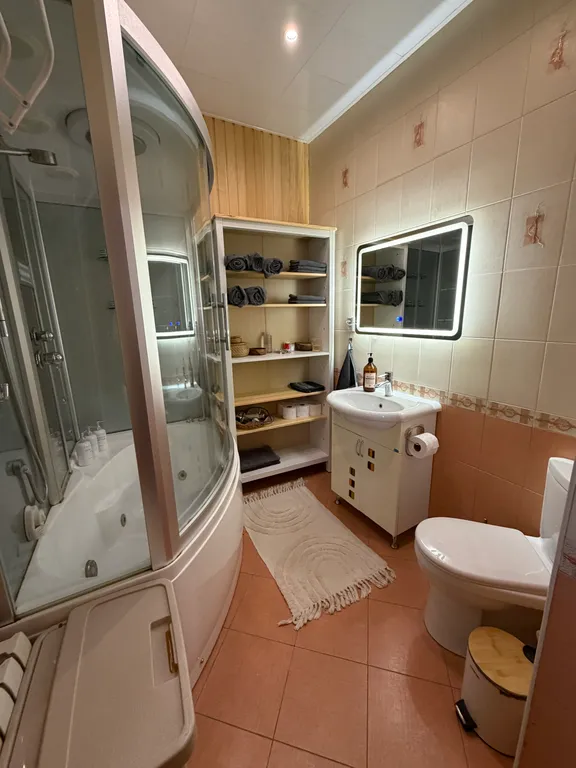 Дом 8-местный на набережной Достоевского, 260 м², Старая Русса — ванная комната