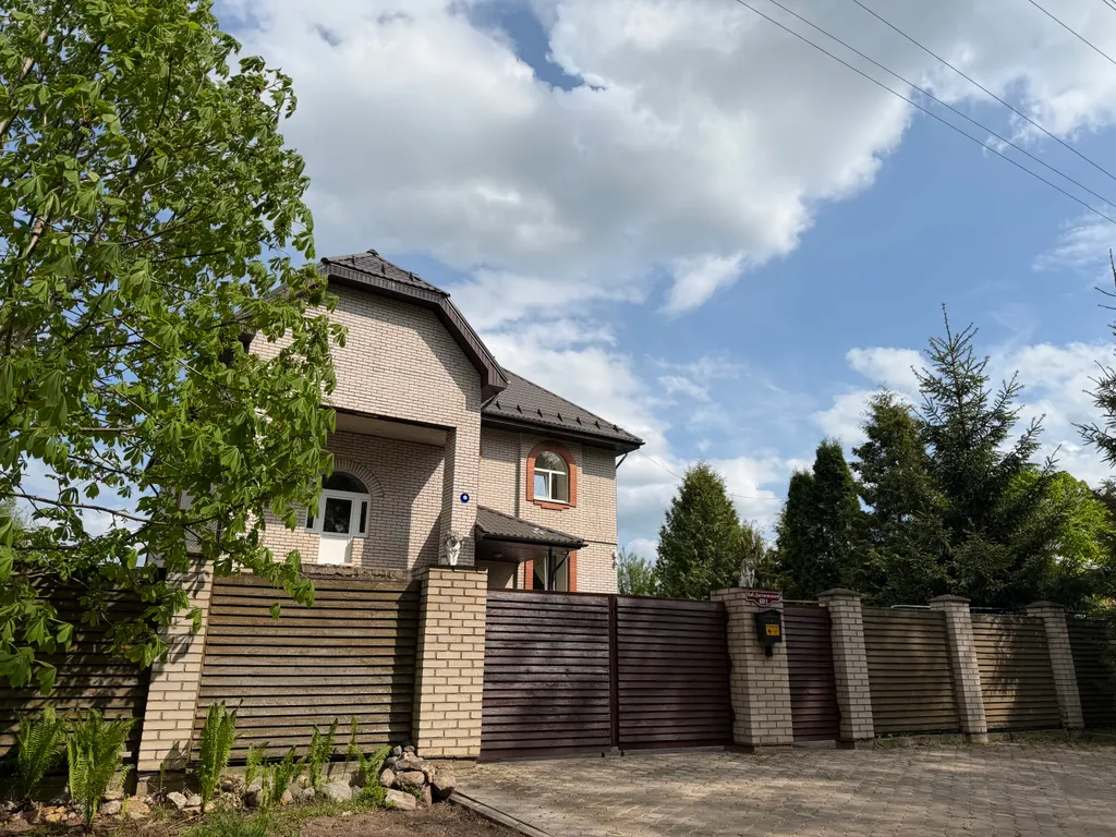 Дом 8-местный на набережной Достоевского, 260 м², Старая Русса — двор