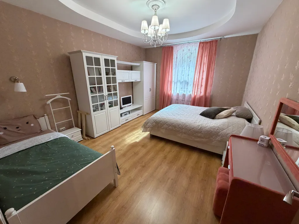 Дом 8-местный на набережной Достоевского, 260 м², Старая Русса — спальня, фото 7