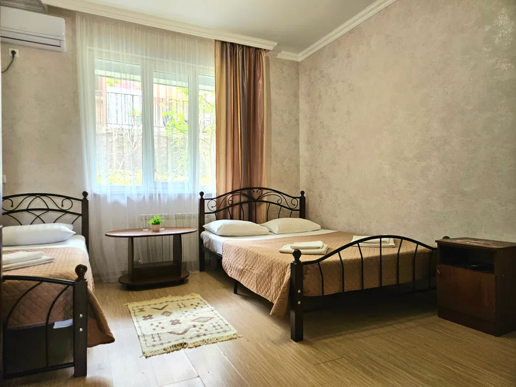 Трёхместный номер Комфорт с двуспальной и односпальной кроватью — Марина, фото 2 из 5