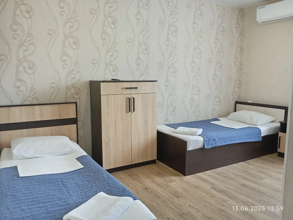 Двухместный номер с 2 отдельными кроватями стандарт с видом на горы — общий вид