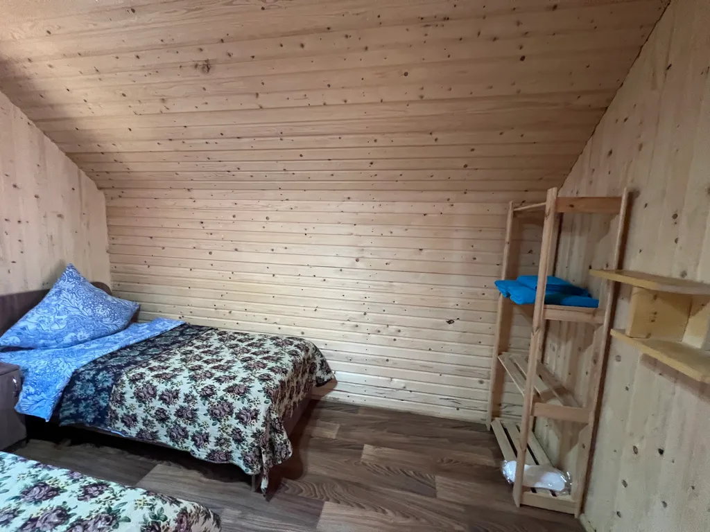 Трёхместный номер домики 19, 20, 21 — спальное место