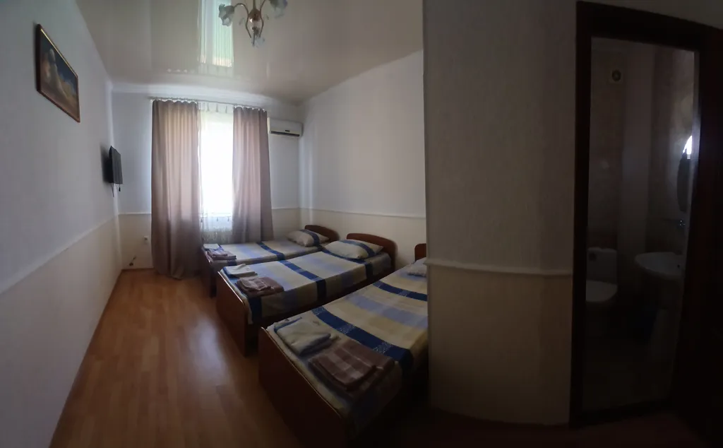 Трёхместный номер полулюкс — На Новороссийской, фото 1 из 4