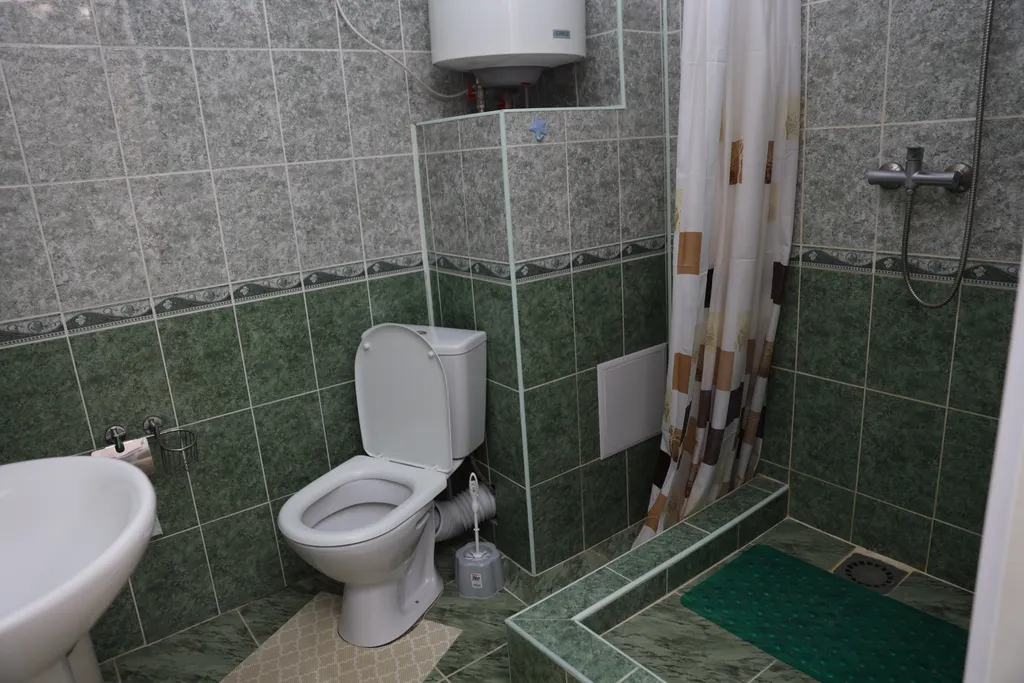 Трёместный стандарт без балкона — ванная комната