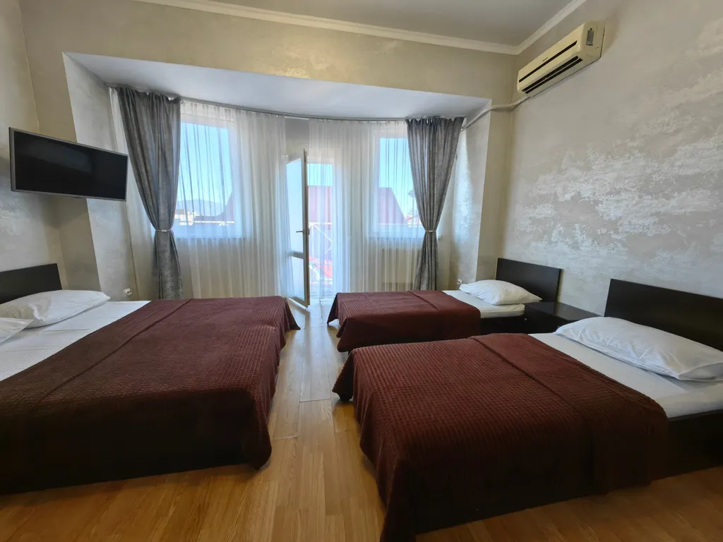 Четырёхместный номер Эконом с балконом — Олимпийский, фото 1 из 5
