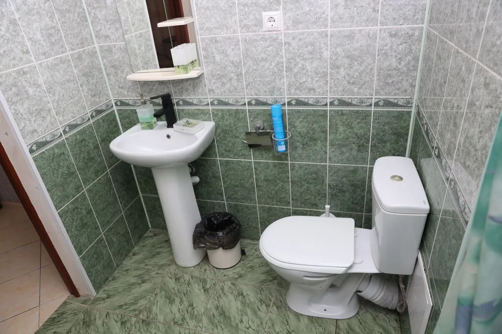 Трёхместный номер с балконом — ванная комната