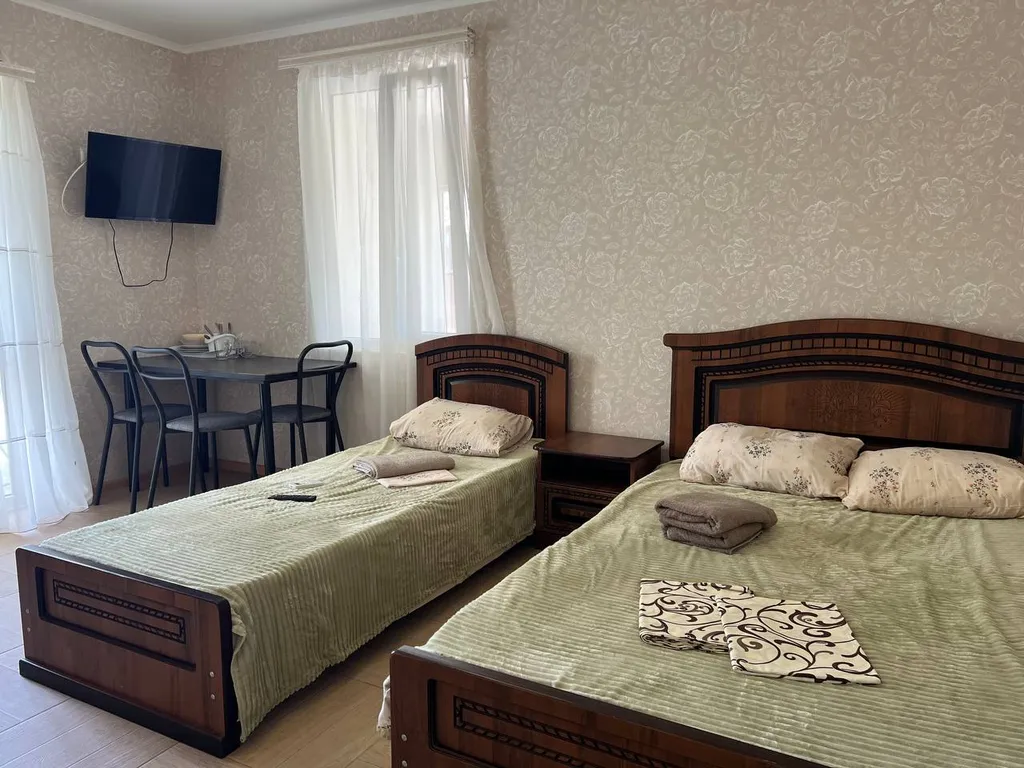 Четырёхместный номер стандарт с балконом — Цикады, фото 3 из 5