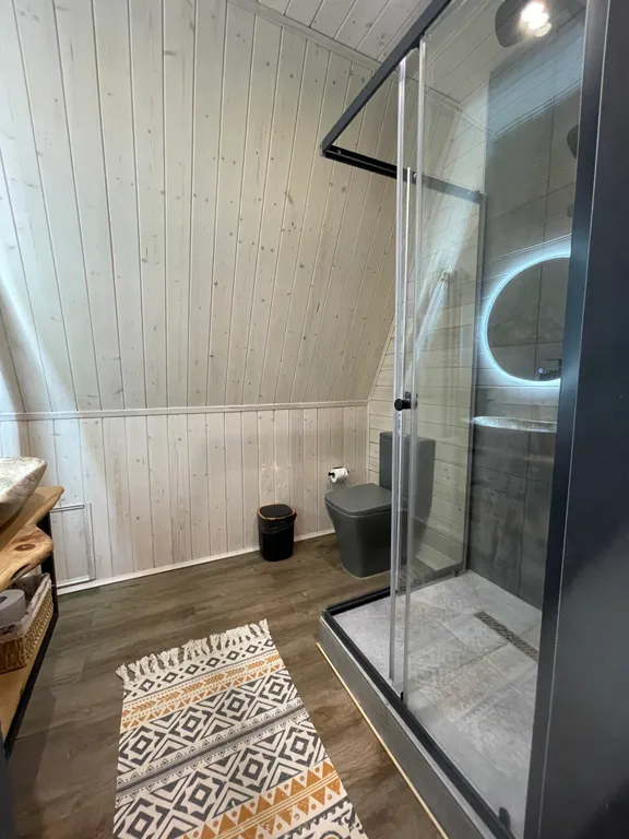 Дом 8-местный на улице Арктической, 100 м², Шерегеш — ванная комната