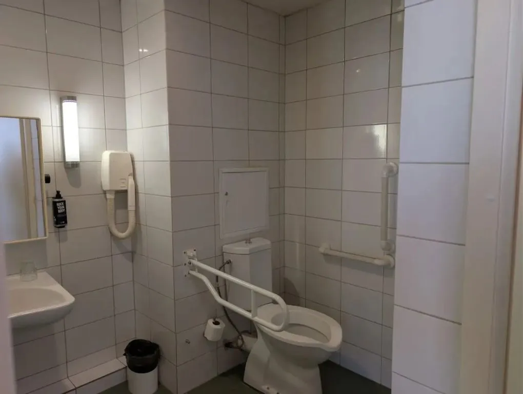 Ibis Москва Павелецкая — ванная комната