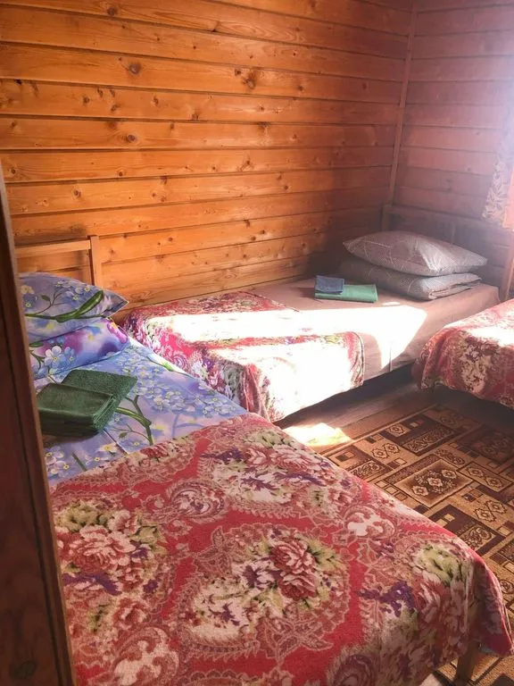 Трёхместный номер с видом на озеро — общий вид