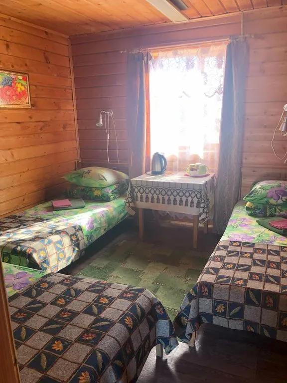 Трёхместный номер с видом на озеро — детали