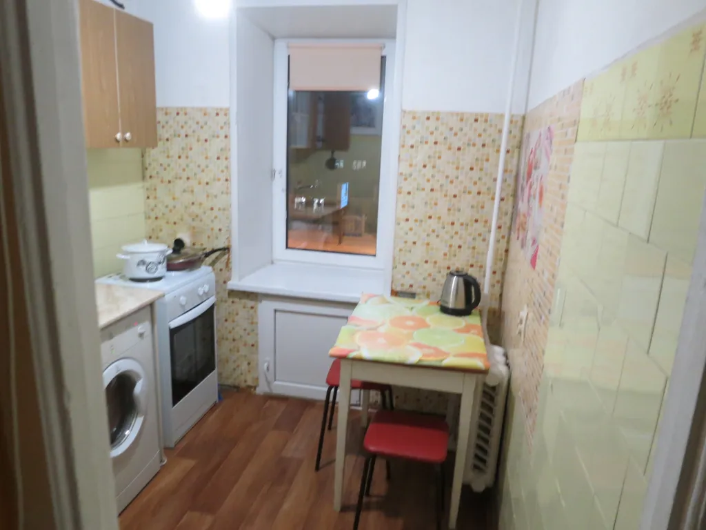 Квартира однокомнатная на улице Мельникайте, 27 м², Тюмень — кухня, фото 2