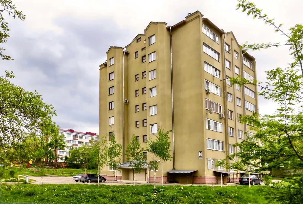 Квартира двухкомнатная на улице Набережной, 70 м², Кисловодск — двор