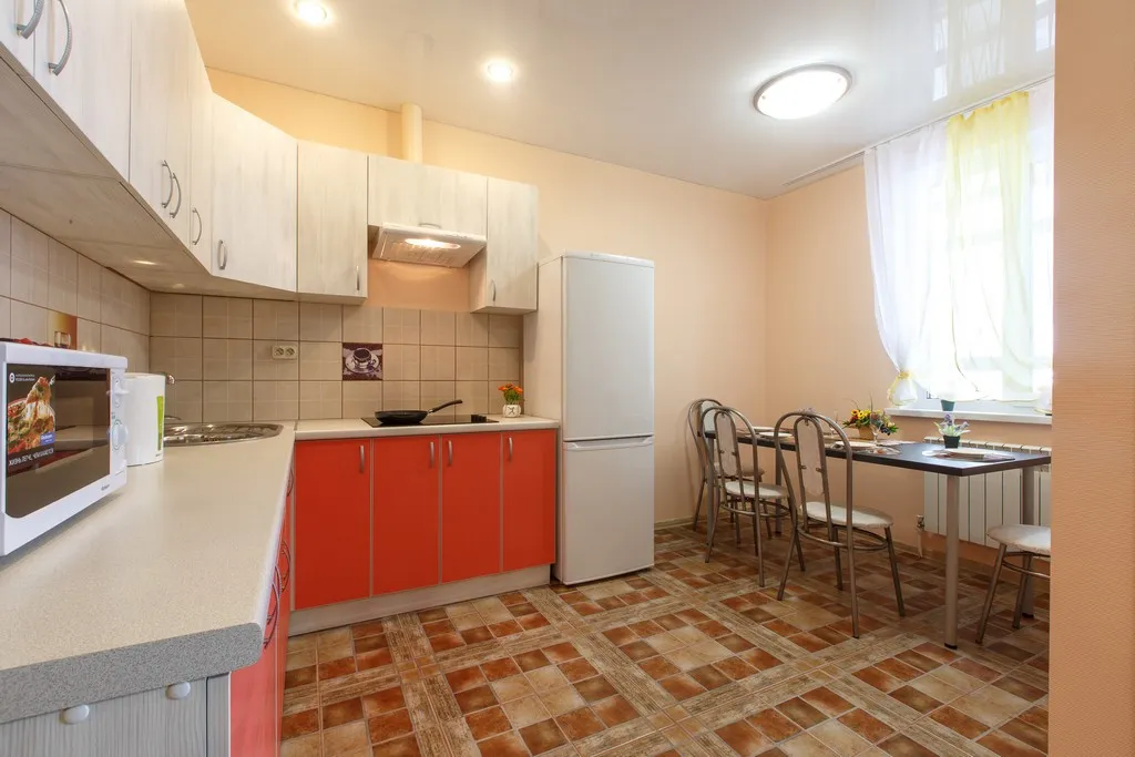 Квартира однокомнатная у Российской, в Октябрьском, 55 м², Самара — кухня