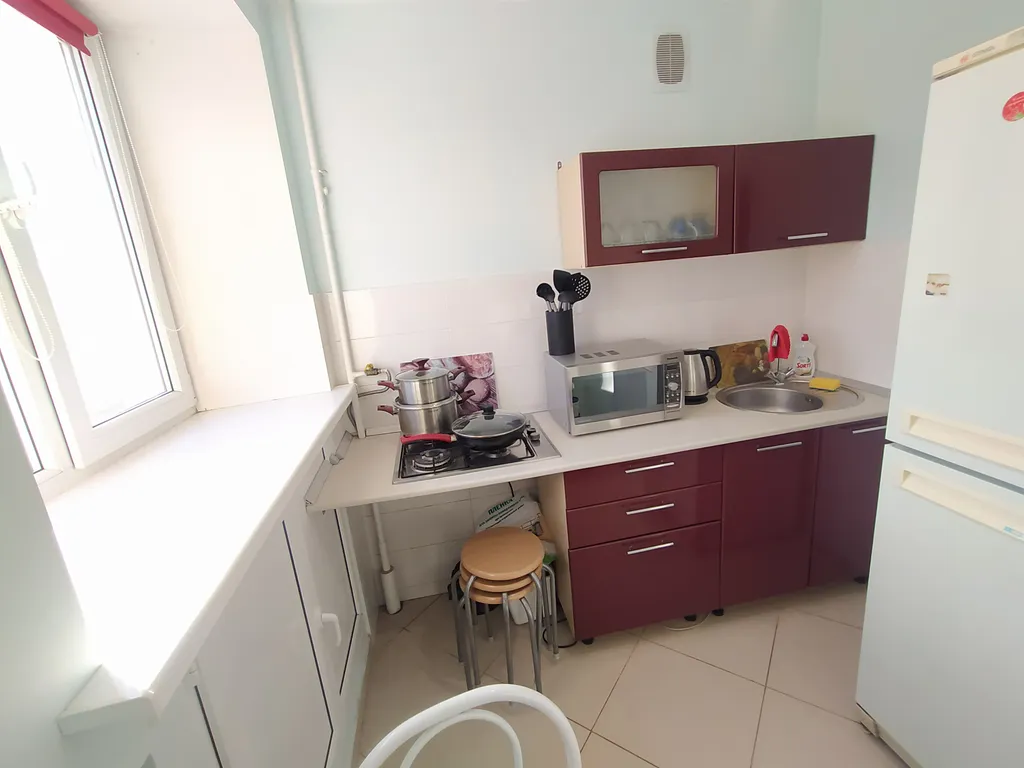 Квартира двухкомнатная на улице Советской, 52 м², Тюмень — кухня