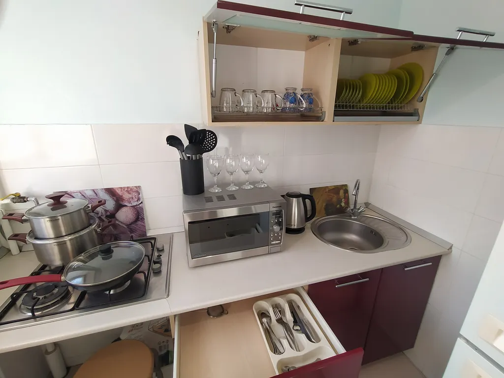 Квартира двухкомнатная на улице Советской, 52 м², Тюмень — кухня, фото 2