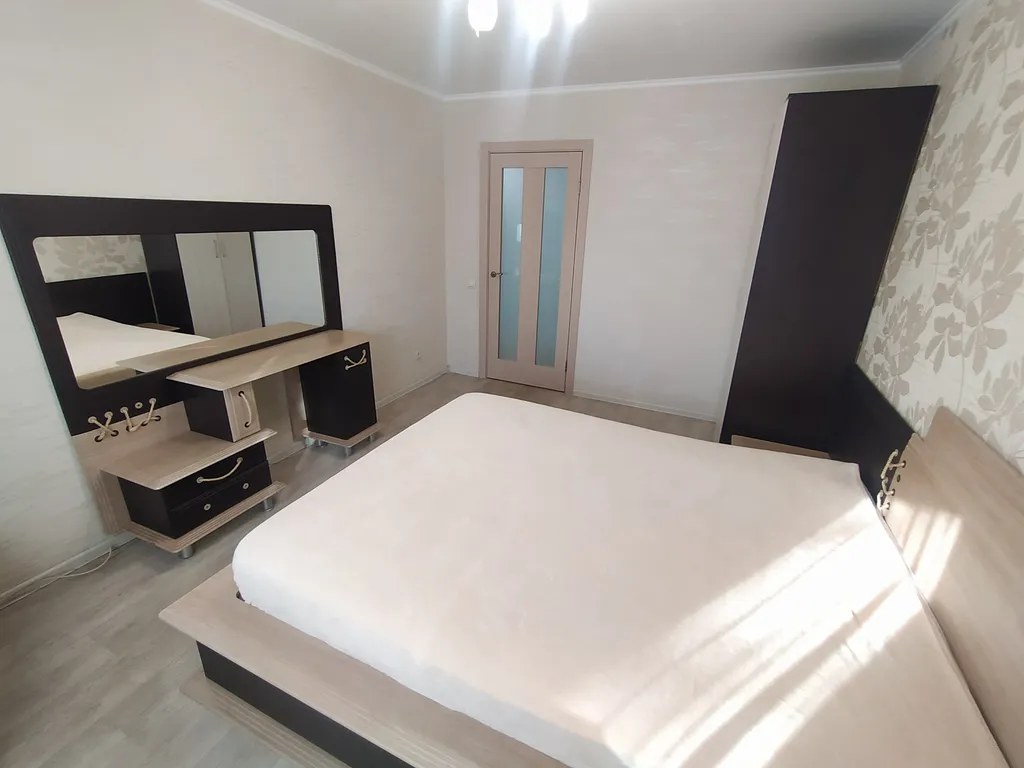 Квартира двухкомнатная на улице Советской, 52 м², Тюмень — спальня, фото 4