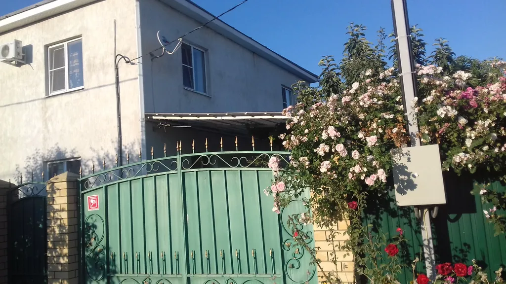 Часть дома (2 этаэ)с отдельным входом.