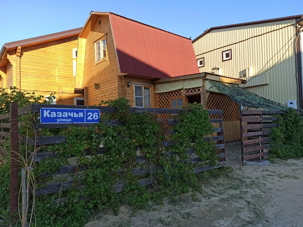 Деревянный домик у моря