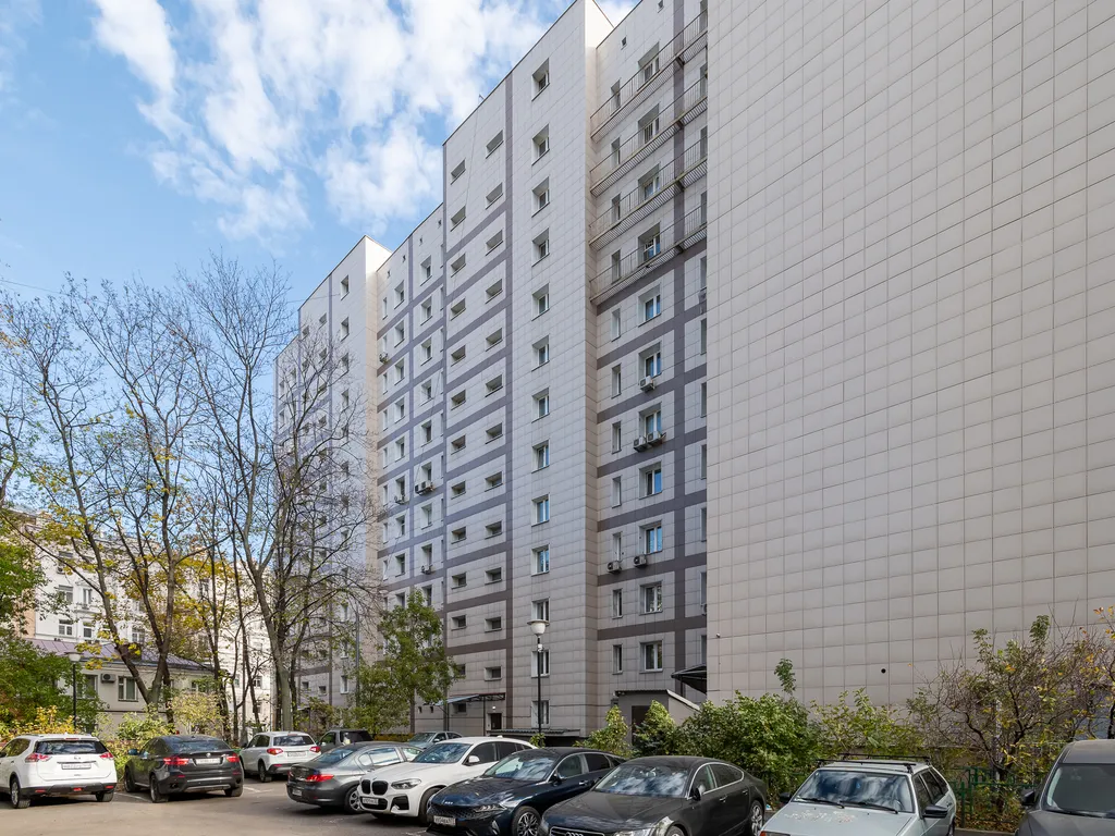 Квартира двухкомнатная у Маяковской, в Тверском, 54 м², Москва — двор