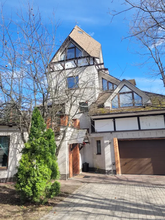 Уютный коттедж с башней