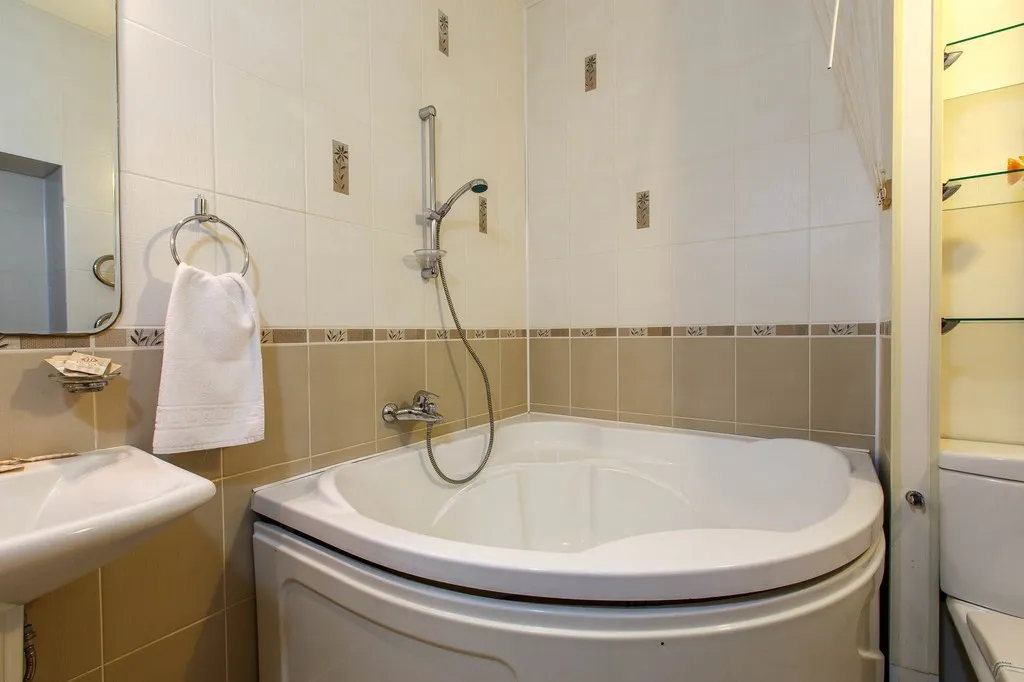 Квартира трёхкомнатная в Самарском, 75 м², Самара — ванная комната, фото 2