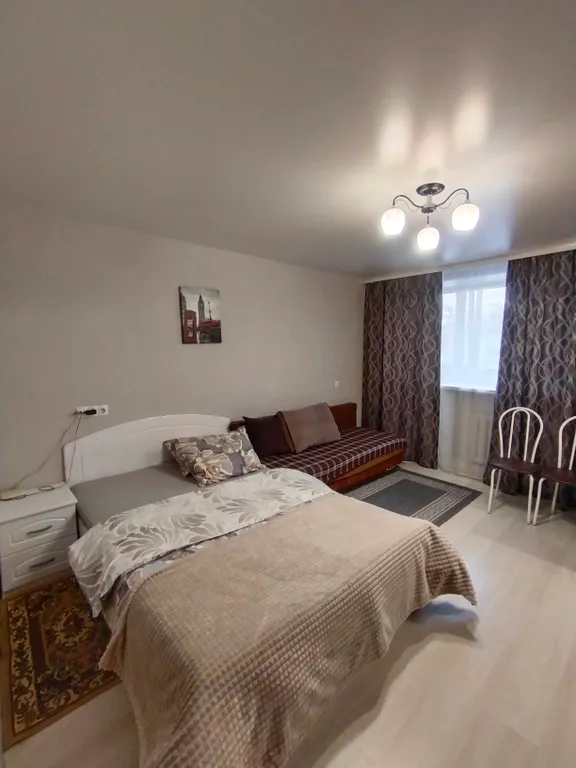 Квартира однокомнатная на улице Холодильной, 33 м², Тюмень — спальня, фото 2