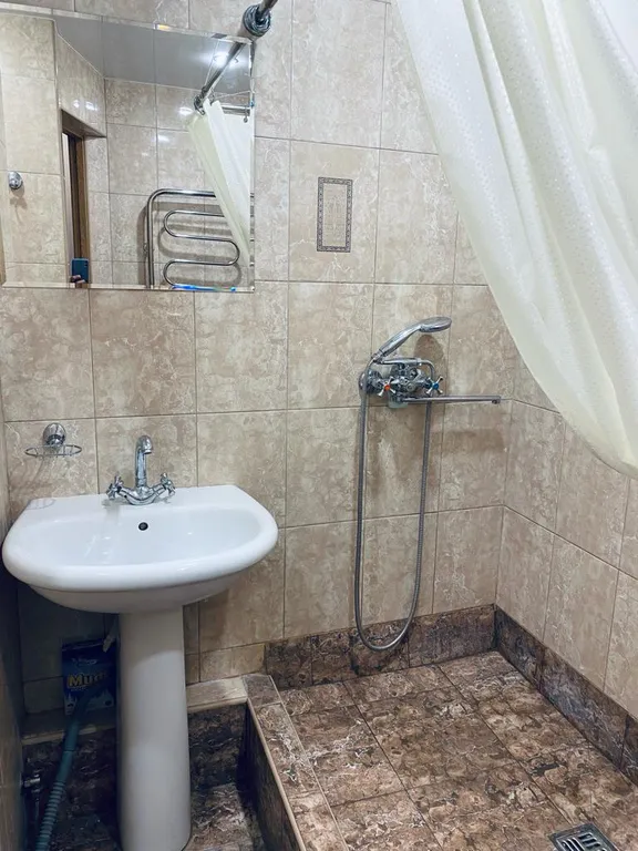 Квартира трёхкомнатная на улице Клары Цеткин, 77 м², Кисловодск — фото 11